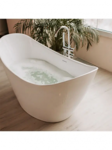 wanna wolnostojąca wypełniona wodą