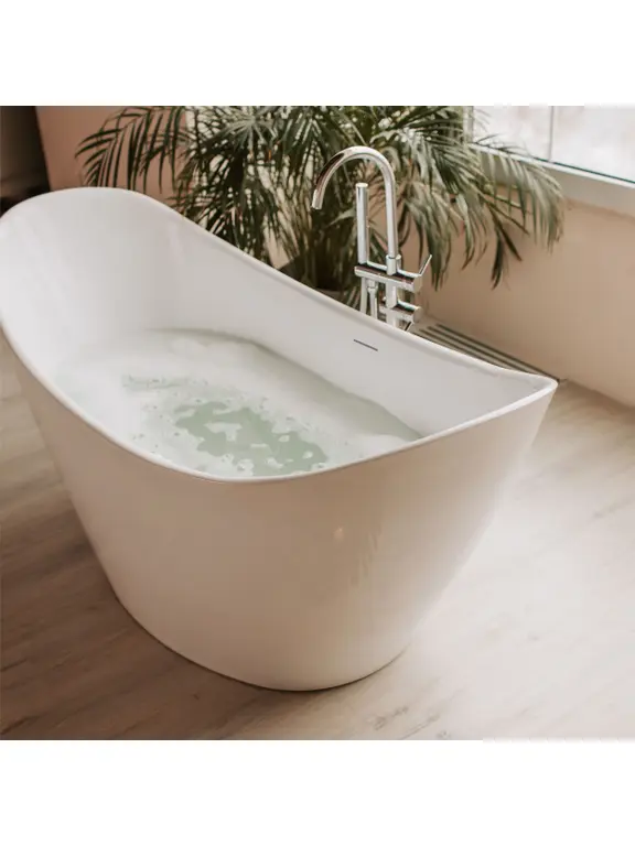 wanna wolnostojąca wypełniona wodą